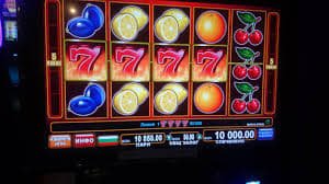 Pengguna Indonesia mengakses slot online apk jkt dari smartphone